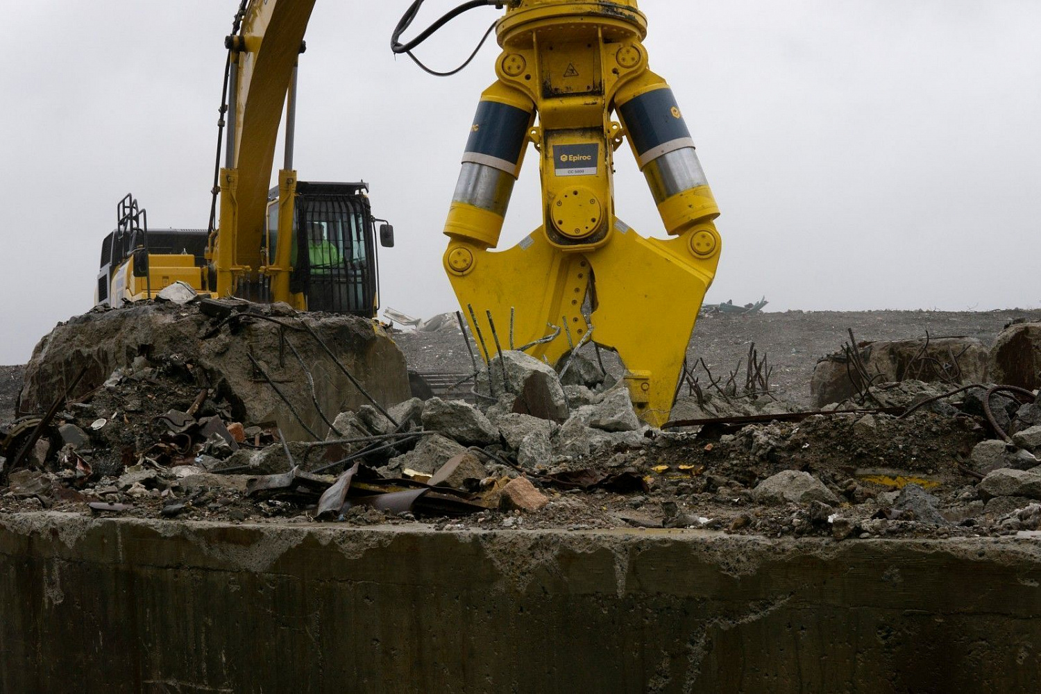 Гидравлические ножницы Epiroc CC 5000 U для разрушения бетона