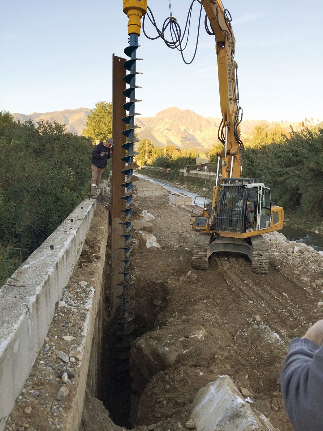 Гидробур Epiroc ADU 600 - для бурения и завинчивания свай