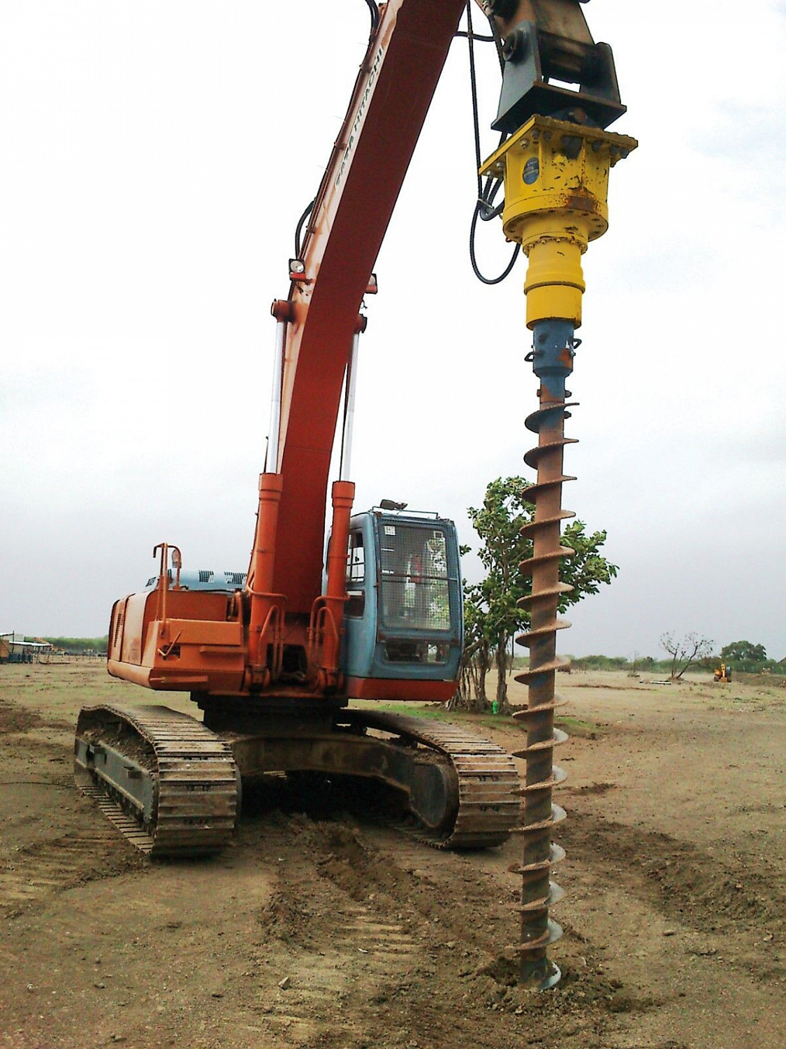 Гидробур Epiroc ADU 600 - для бурения и завинчивания свай