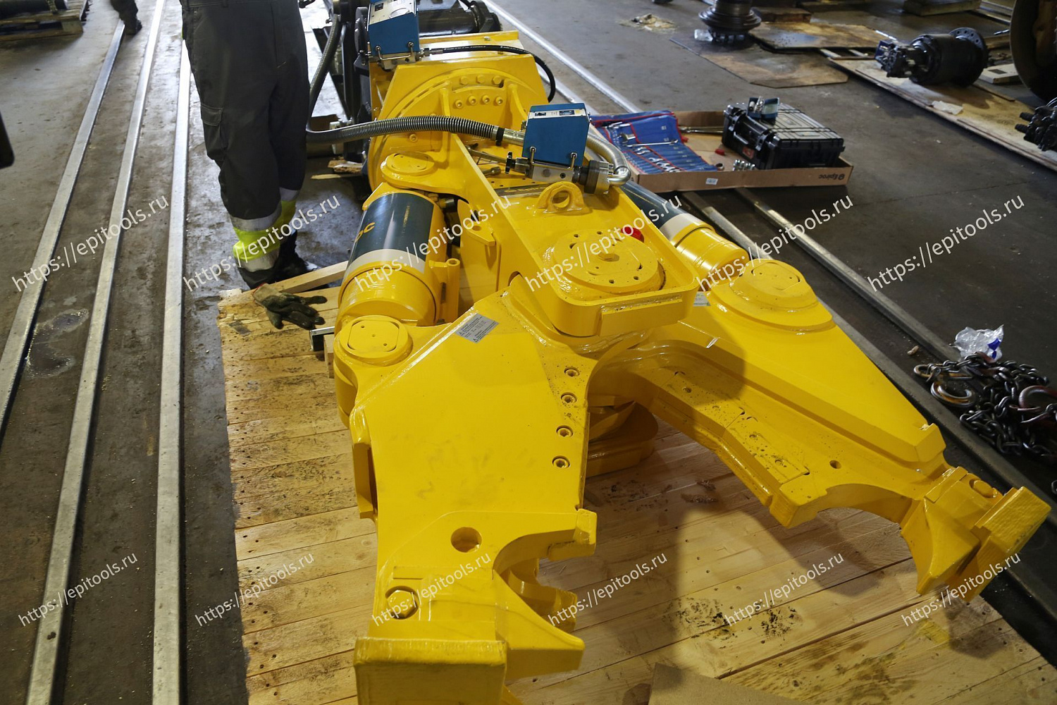 Гидравлические ножницы Epiroc CC 2300 U для разрушения бетона